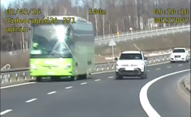 O krok od tragedii na DK8. Kierująca Dacią niemal zderzyła się z radiowozem. NAGRANIE