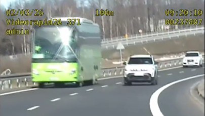 O krok od tragedii na DK8. Kierująca Dacią niemal zderzyła się z radiowozem. NAGRANIE