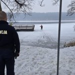 O krok od tragedii na jeziorze. Poszedł za psem i wpadł do lodowanej wody po szyję