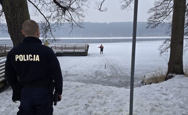 O krok od tragedii na jeziorze. Poszedł za psem i wpadł do lodowanej wody po szyję