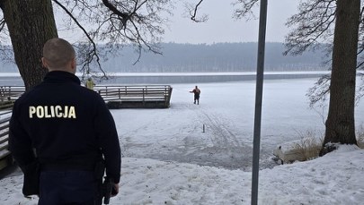 O krok od tragedii na jeziorze. Poszedł za psem i wpadł do lodowanej wody po szyję