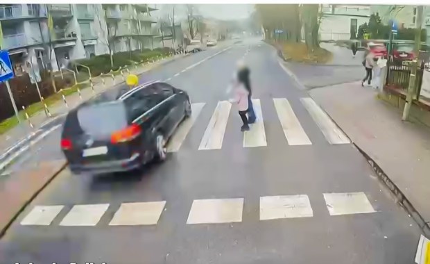 O krok od tragedii na przejściu dla pieszych. 67-latka niemal potrąciła kobietę z dzieckiem 