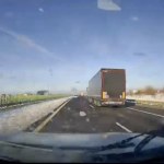 O krok od tragedii na S5. Spadający lód z tira uderzył w jadące auto 