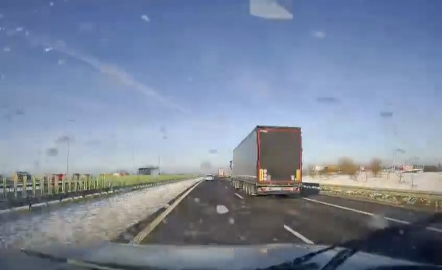 O krok od tragedii na S5. Spadający lód z tira uderzył w jadące auto 