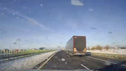 O krok od tragedii na S5. Spadający lód z tira uderzył w jadące auto 