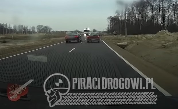 O krok od tragedii. Piracka szarża drogą E77 [NAGRANIE] 