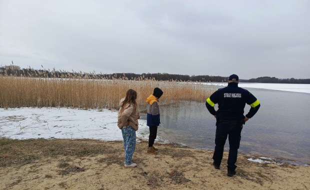 O krok od tragedii. Pod dzieckiem załamał się lód [NAGRANIE]