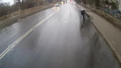 O krok od tragedii. Rowerzysta przewrócił się wprost pod jadący autobus [FILM]