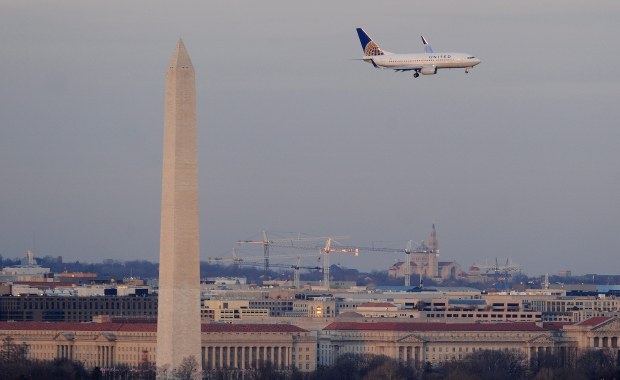 O krok od tragedii w Waszyngtonie. Śmigłowiec na kursie pasażerskiej maszyny