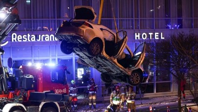 O krok od tragedii we Wrocławiu. Samochód z impetem wpadł do Odry 