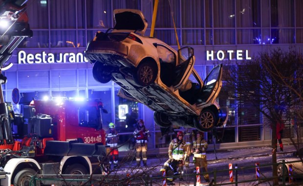 O krok od tragedii we Wrocławiu. Samochód z impetem wpadł do Odry 