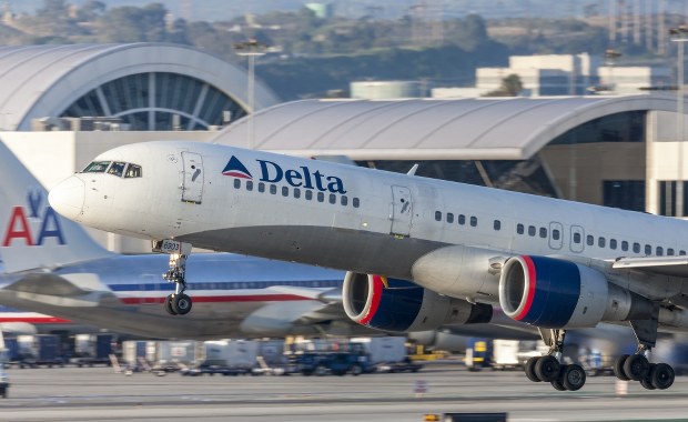 O krok od tragedii. Z boeinga tuż przed startem odpadło koło 