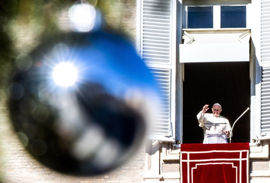 O "logice przebaczenia i miłosierdzia" mówił papież Franciszek podczas spotkania z wiernymi w drugi dzień świąt Bożego Narodzenia /CLAUDIO PERI /PAP/EPA