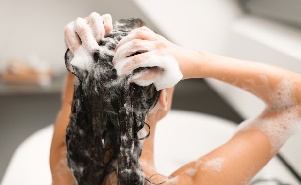 O mały włos - jakie błędy popełniasz podczas pielęgnacji skóry głowy?