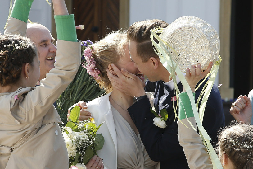 "O mnie się nie martw": Nowożeńcy w gronie najbliższych będą cieszyć się wyjątkową chwilą /Krzemiński Jordan /AKPA