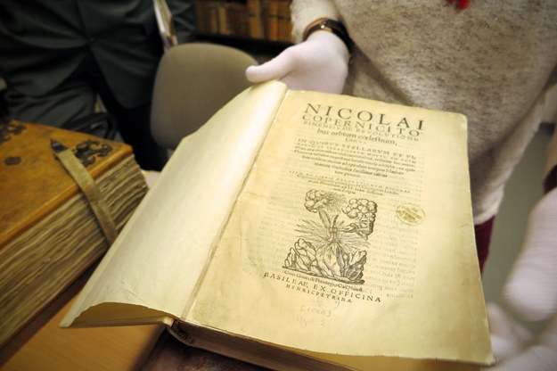 "O obrotach sfer niebieskich" Mikołaja Kopernika, wydanie drugie, wydrukowane w Bazylei w 1566 roku /Aneta Łuczkowska /RMF FM