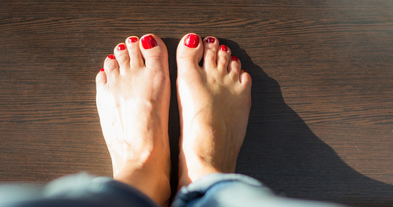 O piękne stopy warto się zatroszczyć. Ćwiczenia pomogą zachować ich sprawność, zredukują też ból, pomogą uniknąć zniekształceń /123RF/PICSEL