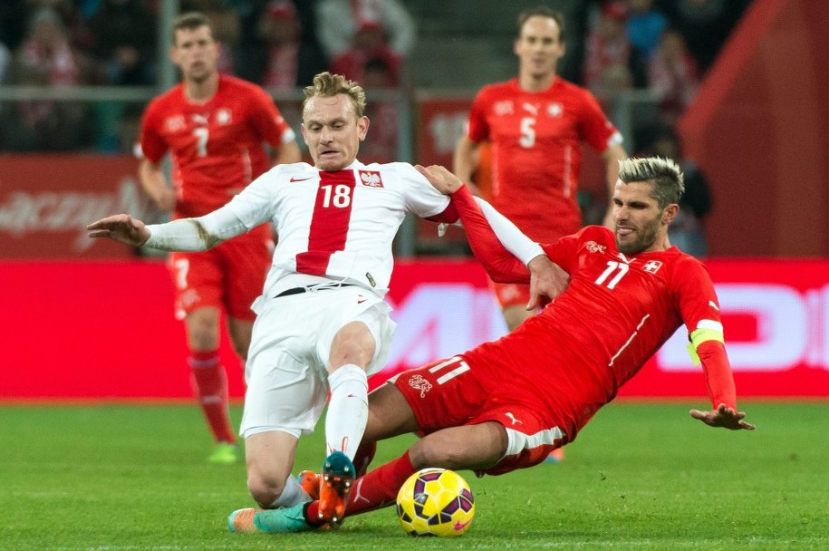 O piłkę walczą Sebastian Mila i Szwajcar Valon Behrami /Maciej Kulczyński /PAP