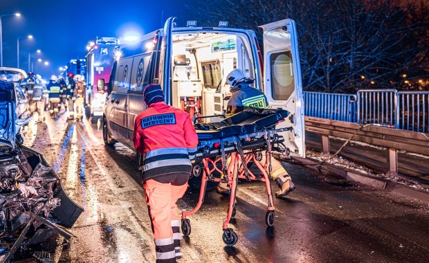 O północy linie alarmowe rozgrzane do czerwoności. Operatorzy apelują: Nie blokujcie numeru 112