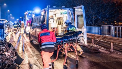 O północy linie alarmowe rozgrzane do czerwoności. Operatorzy apelują: Nie blokujcie numeru 112