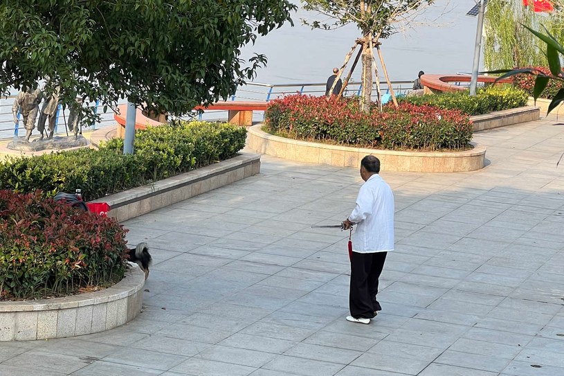 O poranku w parkach w Wuhu widać tylko emerytów dbających o kondycję fizyczną /INTERIA.PL