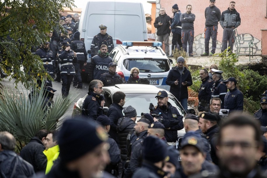 O świcie do ośmiu jego willi wkroczyły oddziały policji i straży miejskiej z nakazem eksmisji i rozebrania budynków /MASSIMO PERCOSSI /PAP/EPA
