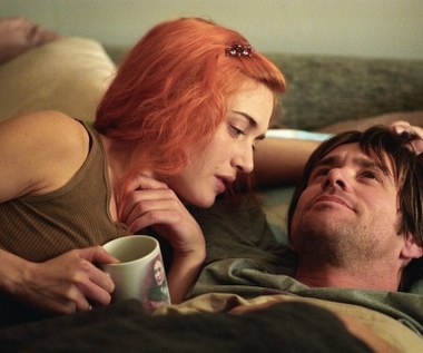 O swoim pomyśle Gondy rozmawiał ze znajomym scenarzystą Charliem Kaufmanem, który święcił wtedy triumfy dzięki "Być jak John Malkovich" i "Adaptacji". Chociaż obaj nie wierzyli w jego komercyjny potencjał, zaczęli go rozwijać. Gdy w kinach pojawiło się "Memento" Christophera Nolana, Kaufman obawiał się, że widzowie nie pójdą na kolejną produkcję o zabawach z pamięcią. Chciał także skupić się na uczuciach bohaterów i zepchnąć na dalszy plan elementy thrillera i science-fiction. 

Do roli Joela zaangażowano Jima Carrey’a. Była to wyjątkowa rola w jego karierze. Zwykle pełen energii komik wcielił się w nieśmiałego introwertyka. Dodatkowo Gondry zabronił mu improwizować (natomiast pozostałych członków obsady jak najbardziej do tego zachęcał). Wytrącał także aktorka z równowagi poprzez podawanie mu błędnych komend oraz nagłe włączanie i wyłączanie kamery. W czasie zdjęć aktor przeżywał zawód miłosny. Gondry prosił go, by starał się podtrzymać stan wewnętrznego rozbicia do końca okresu zdjęciowego.

Na zdjęciu: Kate Winslet i Jim Carrey w filmie "Zakochany bez pamięci"