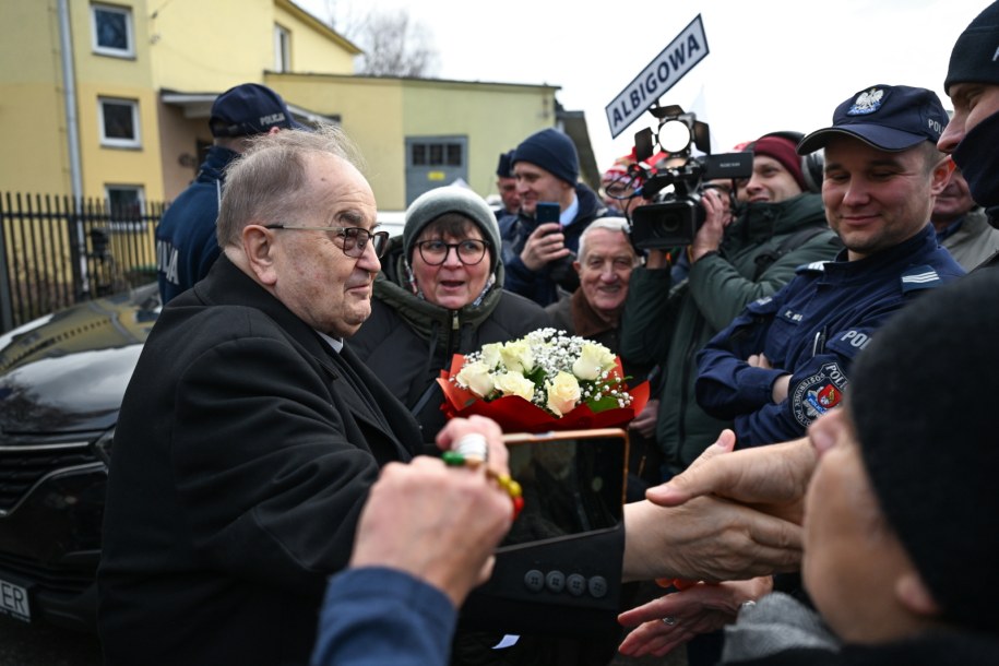 O. Tadeusz Rydzyk i jego zwolennicy przed rzeszowską prokuraturą /Darek Delmanowicz /PAP