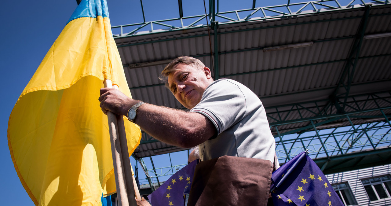 o trzeci Ukrainiec coraz częściej myśli o opuszczeniu Polski z powodu braku lepszych perspektyw zarobkowych /AFP