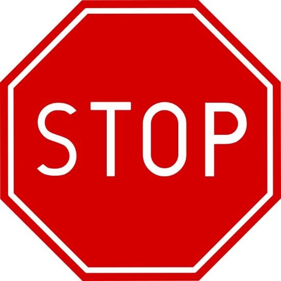 O tym jak ważny jest znak STOP świadczy jego wyjątkowy kształt niespotykany na żadnym innym oznaczeniu. /WikimediaCommons /materiał zewnętrzny