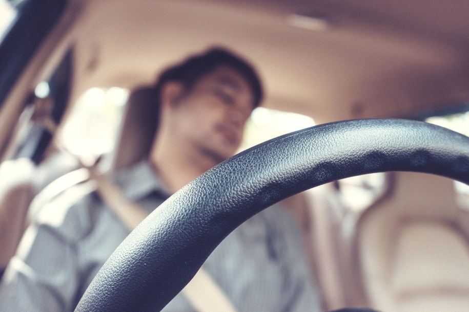 O tym, jak zadbać o bezpieczeństwo swoje i pasażerów podczas prowadzenia auta, szczególnie w okresie letnim, mówi kardiolog Maciej Pruski /Shutterstock