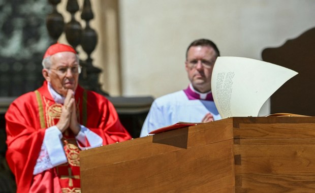 O tym kardynał nie powiedział. Wymowne milczenie w trakcie pogrzebu Franciszka