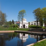 O tym kurorcie nad morzem mało kto słyszał. Ma szerokie plaże i lecznicze błota