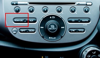 O tym przycisku kierowcy już powoli zapominają. Do czego służy RDM lub RND?