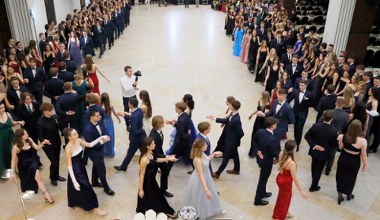 O tym warto pamiętać przed studniówką. Nie każdy zna ten zwyczaj