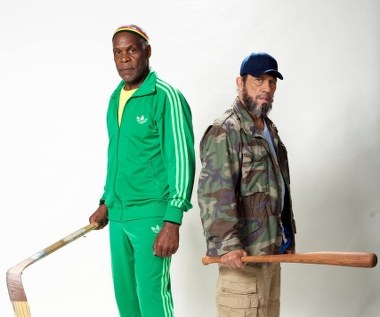 O tym, że Danny Glover ma autoironiczny stosunek do własnej osoby, przekonuje jedna z jego ostatnich kinowych kreacji w filmie "Bad Asses", gdzie zagrał byłego hokeistę, który tworzy zabójczy duet z trenerem boksu (Danny Trejo).