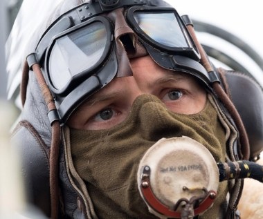 O tym, że jest najlepszym na świecie aktorem grającym wyłącznie oczyma Hardy udowodnił w swym ostatnim filmie - "Dunkierce" Christophera Nolana. Podobnie jak w "Mrocznym rycerzu" reżyser ograniczył Hardy'emu aktorskie środki wyrazu do niezbędnego minimum. Mimo to jego bohater pozostaje jedną z najbardziej tragicznych postaci całego filmu.