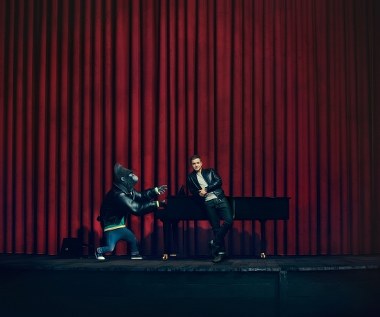 O tym, że nie tylko świetnie wygląda, ale posiada także wspaniały głos, Egerton przekonał dubbingową rolą w animacji "Sing", w której podłożył głos pod postać goryla Johnny'ego. Jednym z najlepszych momentów filmu było brawurowe wykonanie przez Johnny'ego/Egertona przeboju Eltona Johna "I'm Still Standing".