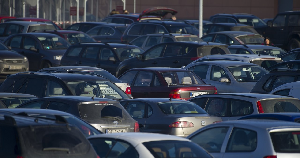 O uszkodzenie nietrudno na zatłoczonych parkingach /Wojciech Stróżyk /Reporter