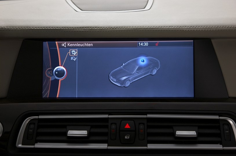 O wersji opancerzonej myśli się już na poziomie opracowywania seryjnego auta, co pozwala na daleko posuniętą integrację systemów specjalnych. Dla przykładu sterowanie sygnalizacją świetlną i dźwiękową (np. wybór sygnału) odbywa się poprzez seryjny sterownik iDrive. /BMW