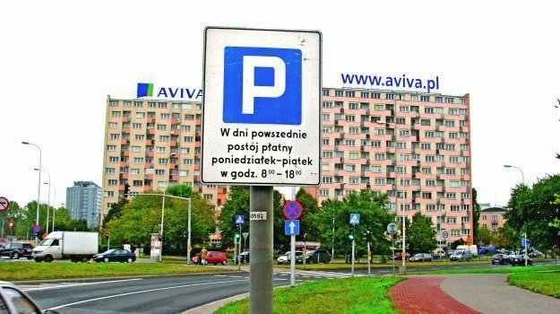 O wjeździe do strefy płatnego parkowania informuje stosowny znak drogowy. /Motor