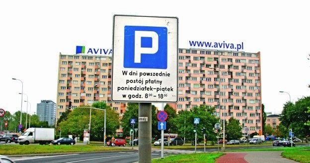 O wjeździe do strefy płatnego parkowania informuje stosowny znak drogowy. /Motor