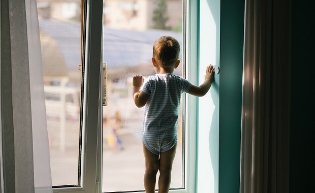 O włos od tragedii. 15-miesięczne dziecko wypadło z okna 