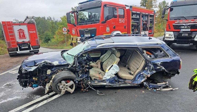 O włos od tragedii. Młody kierowca audi uderzył czołowo w ciężarówkę 