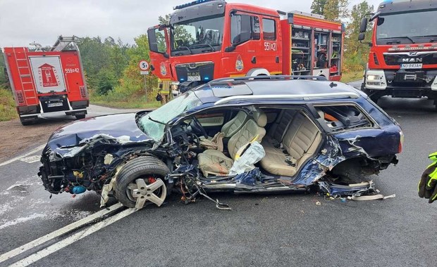 O włos od tragedii. Młody kierowca audi uderzył czołowo w ciężarówkę 