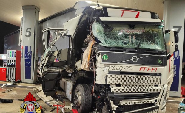 O włos od tragedii na stacji benzynowej. Ciężarówka uderzyła tuż przy dystrybutorach