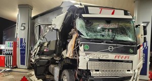 O włos od tragedii na stacji benzynowej. Ciężarówka uderzyła tuż przy dystrybutorach