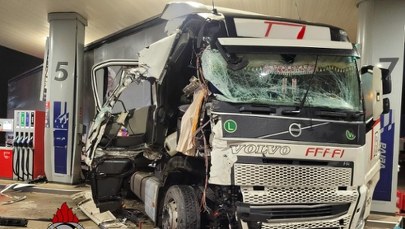 O włos od tragedii na stacji benzynowej. Ciężarówka uderzyła tuż przy dystrybutorach