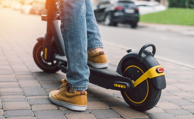 O włos od tragedii. Nastolatek na hulajnodze potrącił kobietę z wózkiem  