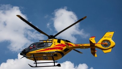 O włos od tragedii. Spadli ze stropem przy rozbieraniu dachu budynku